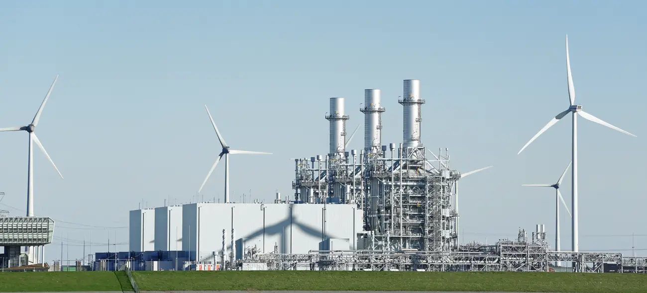 Moderne Industrieanlage mit mehreren Windrädern.