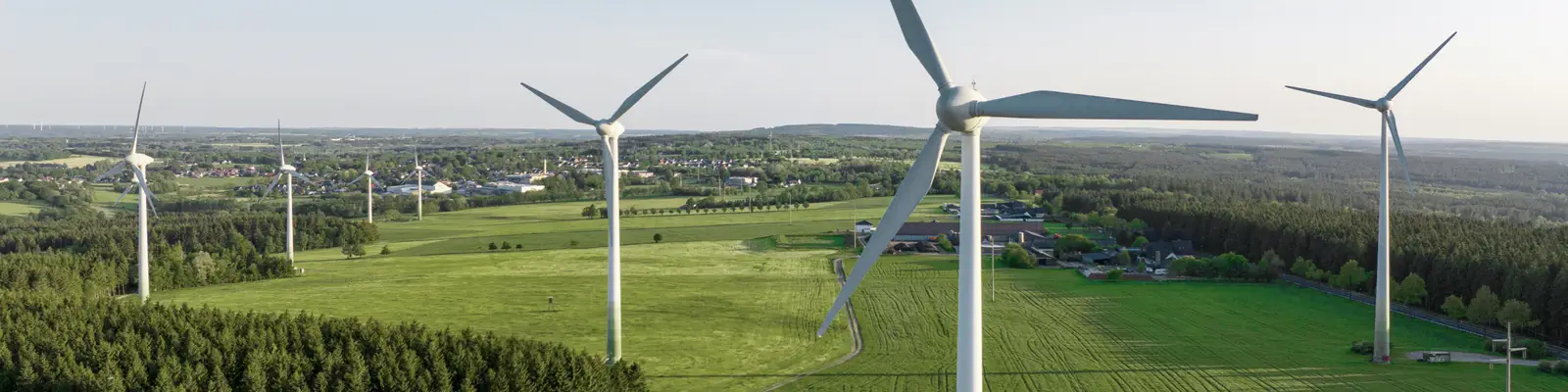 Zahlreiche Windräder auf Acker- und Waldflächen.
